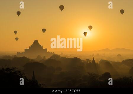 Antichi templi e mongolfiere all'alba nebbiosa, Bagan, ma Foto Stock