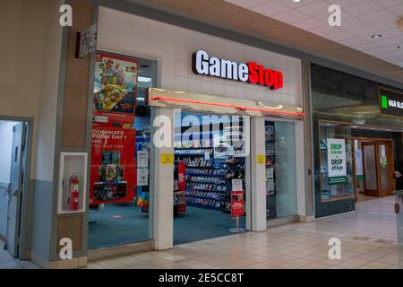 Il negozio GameStop visto all'interno del Susquehanna Valley Mall.un gruppo online ha inviato i prezzi delle azioni di GameStop (GME) e AMC Entertainment Holdings Inc. (AMC) in un tentativo di strizzare i venditori a breve. Foto Stock