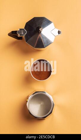 Macchina per caffè geyser smontata su sfondo di carta marrone chiaro. Vista dall'alto. Concetto di preparazione del caffè. Design minimalista. Foto Stock