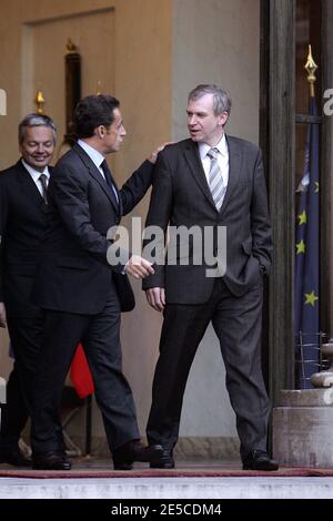 Il presidente francese Nicolas Sarkozy, a sinistra, saluta il primo ministro belga Yves Leterme, a destra, dopo il loro incontro al Palazzo Elysee, Parigi, Francia, il 6 ottobre 2008. Foto di ABACAPRESS.COM Foto Stock