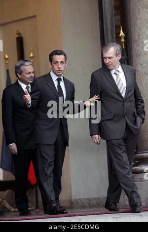 Il presidente francese Nicolas Sarkozy, a sinistra, saluta il primo ministro belga Yves Leterme, a destra, dopo il loro incontro al Palazzo Elysee a Parigi, in Francia, il 6 ottobre 2008. Foto di ABACAPRESS.COM Foto Stock