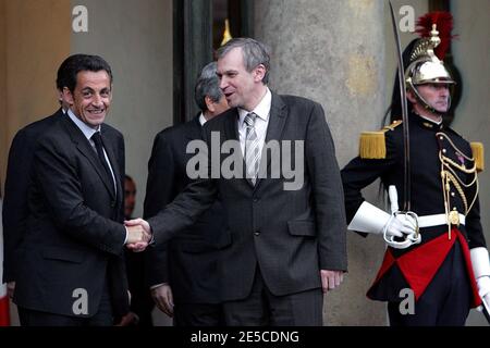 Il presidente francese Nicolas Sarkozy, a sinistra, saluta il primo ministro belga Yves Leterme, a destra, dopo il loro incontro al Palazzo Elysee a Parigi, in Francia, il 6 ottobre 2008. Foto di ABACAPRESS.COM Foto Stock