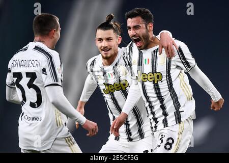 Torino, Italia. 27 gennaio 2021. TORINO - 27 gennaio 2021: Gianluca Frabotta della Juventus FC festeggia con Federico Bernardeschi e Radu Dragusin della Juventus FC dopo aver segnato un gol durante la partita di calcio Coppa Italia tra Juventus FC e SPAL. (Foto di Nicolò campo/Sipa USA) Credit: Sipa USA/Alamy Live News Foto Stock