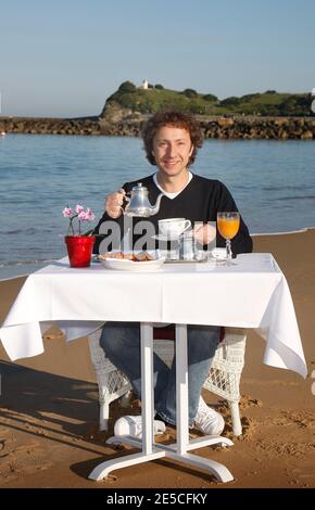 Stephane Bern ha fatto colazione in spiaggia, durante il 13° Festival Internazionale del Film di Saint-Jean-de-Luz, a Saint-Jean de Luz, Francia, il 9 ottobre 2008. Foto di Patrick Bernard/ABACAPRESS.COM Foto Stock
