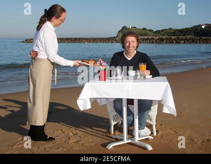 Stephane Bern ha fatto colazione in spiaggia, durante il 13° Festival Internazionale del Film di Saint-Jean-de-Luz, a Saint-Jean de Luz, Francia, il 9 ottobre 2008. Foto di Patrick Bernard/ABACAPRESS.COM Foto Stock