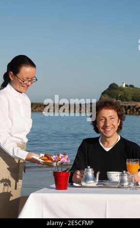 Stephane Bern ha fatto colazione in spiaggia, durante il 13° Festival Internazionale del Film di Saint-Jean-de-Luz, a Saint-Jean de Luz, Francia, il 9 ottobre 2008. Foto di Patrick Bernard/ABACAPRESS.COM Foto Stock