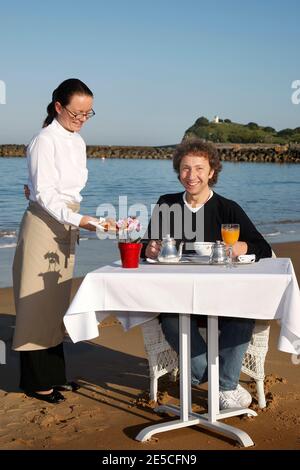 Stephane Bern ha fatto colazione in spiaggia, durante il 13° Festival Internazionale del Film di Saint-Jean-de-Luz, a Saint-Jean de Luz, Francia, il 9 ottobre 2008. Foto di Patrick Bernard/ABACAPRESS.COM Foto Stock