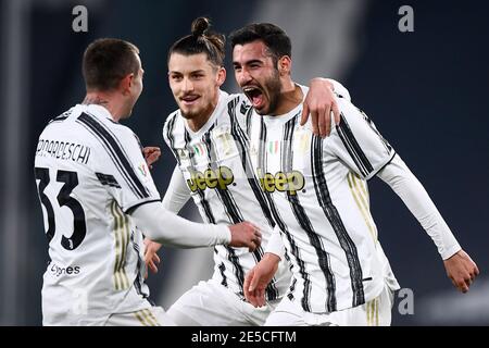 Torino, Italia. 27 gennaio 2021. TORINO - 27 gennaio 2021: Gianluca Frabotta della Juventus FC festeggia con Federico Bernardeschi e Radu Dragusin della Juventus FC dopo aver segnato un gol durante la partita di calcio Coppa Italia tra Juventus FC e SPAL. (Foto di Nicolò campo/Sipa USA) Credit: Sipa USA/Alamy Live News Foto Stock