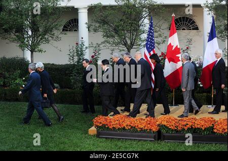 Il presidente AMERICANO George W. Bush con i ministri delle finanze del G7 e i capi delle istituzioni finanziarie internazionali lasciano la conferenza stampa il 11 ottobre 2008 nel Rose Garden della Casa Bianca a Washington, DC, USA. Nella foto: Governatore della Banca d'Italia Mario Draghi, direttore generale del FMI Dominique Strauss-Kahn, presidente della Banca centrale europea Jean-Claude Trichet, ministro delle finanze giapponese Shoichi Nakagawa, segretario di Stato americano Condoleezza Rice, segretario del Tesoro americano Henry Paulson, ministro delle finanze francese Christine Lagarde, ministro delle finanze canadese Jim Flaherty, cancelliere britannico Foto Stock