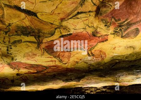 Pinturas rupestres del paleolÃ­tico en cueva de Altamira Foto Stock