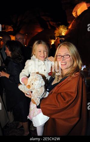 La vedova di Pavarotti Nicoletta Mantovani e sua figlia Alice hanno visto in una cena di gala organizzata a Petra, in Giordania, il 11 ottobre 2008. La cena fa parte dell'evento 'Silute Petra', organizzato nell'antica città rosa di Petra in memoria del tardivo tenore italiano Luciano Pavarotti. Il 12 ottobre, anno del compleanno di Pavarotti, si terrà un concerto con i più importanti tenori del mondo e con la famiglia reale di Giordania. Foto di Ammar Abd Rabbo/ABACAPRESS.COM Foto Stock