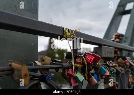 Lucchetti sul ponte Love Lock (Eiserner Steg, Iron Bridge) a Francoforte sul meno, Germania, con vari nomi di coppie d'amore incisi in loro Foto Stock