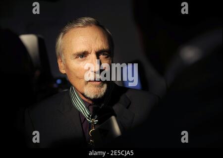 Dennis Hopper riceve il Comandeur des Arts et des Lettres in occasione dell'apertura della mostra d'arte e del festival cinematografico Dennis Hopper alla Cinematheque Francaise di Parigi, Francia, il 13 ottobre 2008. Foto di Mehdi Taamallah/ABACAPRESS.COM Foto Stock