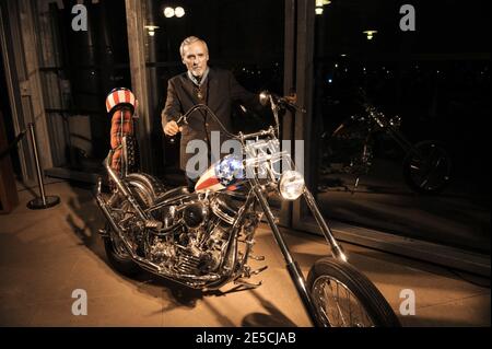 Dennis Hopper riceve il Comandeur des Arts et des Lettres in occasione dell'apertura della mostra d'arte e del festival cinematografico Dennis Hopper alla Cinematheque Francaise di Parigi, Francia, il 13 ottobre 2008. Foto di Mehdi Taamallah/ABACAPRESS.COM Foto Stock