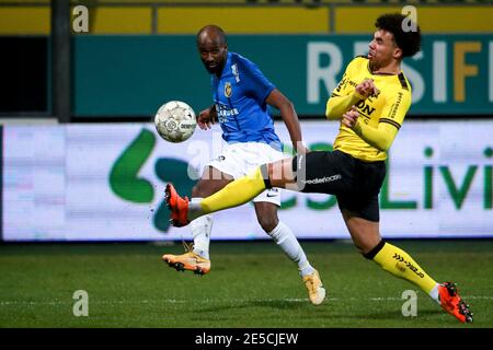 Venlo, Paesi Bassi. 27 gennaio 2021. VENLO, PAESI BASSI - GENNAIO 27: Leon Guwara di VVVV Venlo, Eliezer Dasa di Vitesse durante la partita olandese Eredivisie tra VVV Venlo e Vitesse a De Koel il 27 gennaio 2021 a Venlo, Paesi Bassi (Foto di Broer van den Boom/Orange Pictures/Alamy Live News) Foto Stock