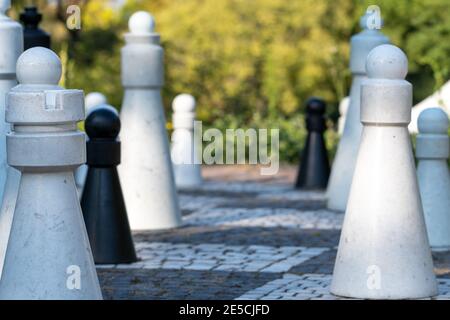 Gruppo di Pawns a grandezza naturale con il focus sul fila anteriore Foto Stock