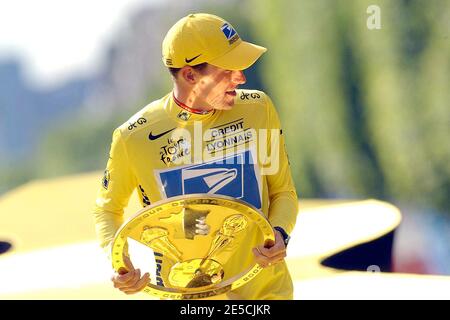 Lance Armstrong vince la sua quinta gara ciclistica del Tour de France.Lance Armstrong degli Stati Uniti che corre per la US Postal sul podio dopo la tappa Ville-d'Avray/Paris, Tour de France, il 27 luglio 2003. Foto di Philippe Montigny/ABACAPRESS.COM Foto Stock