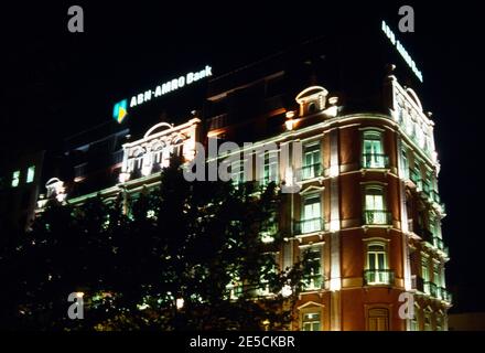 Lisbona portogallo Avenida da Liberdade Abn Amro Bank di notte Foto Stock