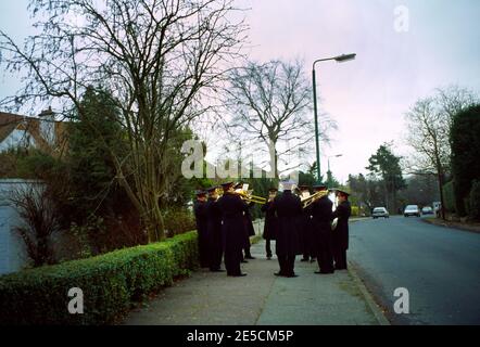 Surrey England Salvation Army Band giocando in Street Foto Stock