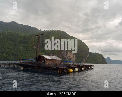 Maluku centrale, Indonesia Febbraio, 2018: Piattaforma di pesca chiamata Bagang al mare di banda vicino all'isola di Seram. BAGANG è uno strumento per la cattura del pesce in mare, Foto Stock