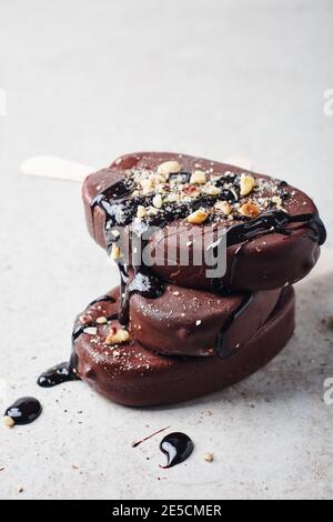 Barrette di gelato al cioccolato con noci. Dessert. Foto Stock