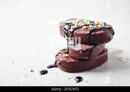 Barrette di gelato al cioccolato con noci. Dessert. Foto Stock