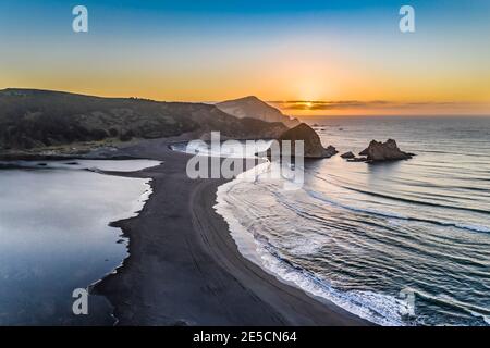 Incredibile vista aerea di una spiaggia da sogno nella costa centrale cilena. Vista mozzafiato sulle onde provenienti dal mare e dalla costa selvaggia. Una forma di Foto Stock