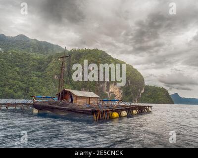 Maluku centrale, Indonesia Febbraio, 2018: Piattaforma di pesca chiamata Bagang al mare di banda vicino all'isola di Seram. BAGANG è uno strumento per la cattura del pesce in mare, Foto Stock