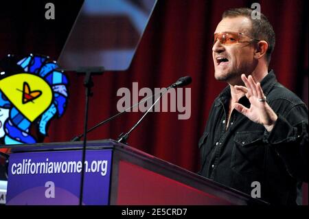 Il cantante Bono partecipa alla Women's Conference 2008 tenutasi al Long Beach Convention Center di Los Angeles, California, USA il 22 ottobre 2008. Foto di Lionel Hahn/ABACAPRESS.COM Foto Stock