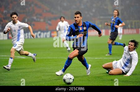 Ricardo Quaresma di Inter Milano, Vincent Laban di Anortosis e Jeffrey Leiwakabessy durante la partita di calcio della Champions League, Inter Milan vs Anortosis allo stadio Meazza di Milano il 22 ottobre 2008. Inter ha vinto 1-0. Foto di Stephane Reix/ABACAPRESS.COM Foto Stock
