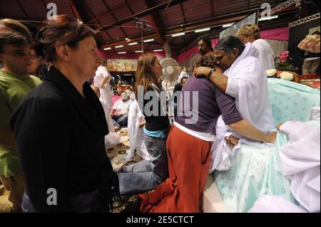 Il leader spirituale indiano Mata Amritanandamayi, conosciuto come Amma, abbraccia una donna a Cergy-Pontoise, vicino a Parigi, in Francia, il 24 ottobre 2008, durante un viaggio di pochi giorni in Francia. Amma offre un abbraccio a tutti coloro che si avvicinano a lei. In tutto il mondo, si dice che Amma abbia abbracciato almeno 30 milioni di persone negli ultimi 30 anni. Foto di Nicolas Gouhier/ABACAPRESS.COM Foto Stock