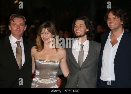 Il regista Stephan Elliott, Jessica Biel e ben Barnes arrivano sul tappeto rosso per la proiezione "Easy Virtue" nell'ambito del 3° Festival del Cinema di Roma, il 27 ottobre 2008. Foto di Denis Guignebourg/ABACAPRESS.COM Foto Stock