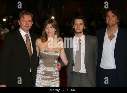 Il regista Stephan Elliott, Jessica Biel e ben Barnes arrivano sul tappeto rosso per la proiezione "Easy Virtue" nell'ambito del 3° Festival del Cinema di Roma, il 27 ottobre 2008. Foto di Denis Guignebourg/ABACAPRESS.COM Foto Stock