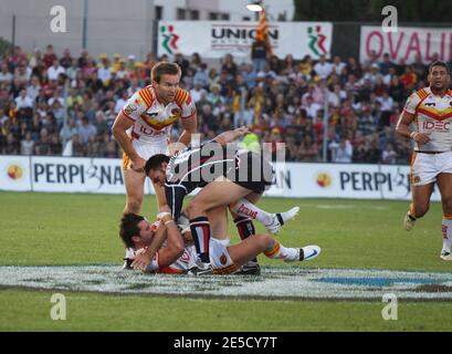 Catalans Dragon's Clint Greenshield affrontato da George Carmont di Wigan Warrior durante la partita di rugby Engage Super League play-off, Catalans Dragons vs Wigan Warriors allo stadio Gilbert Brutus di Perpignan, Francia, il 20 settembre 2008. Wigan Warriors ha vinto 26-50. Foto di Michel Clementz/Cameleon/ABACAPRESS.COM Foto Stock