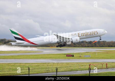 Emirates Boeing 777 300ER in partenza dall'aeroporto di Manchester per Dubai Foto Stock