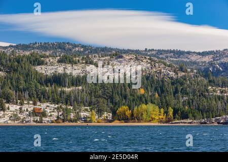 Vista soleggiata sul monte Eldorado nella zona del lago Tahoe in Nevada, Stati Uniti Foto Stock