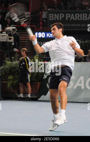 Il francese Florent Serra è sconfitto dal spagnolo Rafael Nadal, 6-2, 6-4, nel loro secondo round del torneo di tennis indoor BNP Paris Masters al Palais Omnisports Paris-Bercy a Parigi, Francia, il 29 ottobre 2008. Foto di Thierry Plessis/ABACAPRESS.COM Foto Stock