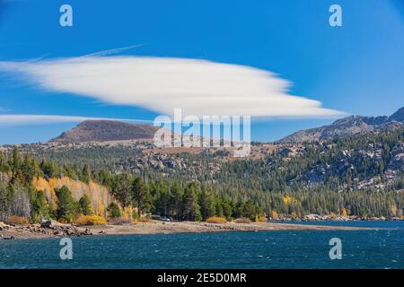 Vista soleggiata sul monte Eldorado nella zona del lago Tahoe in Nevada, Stati Uniti Foto Stock