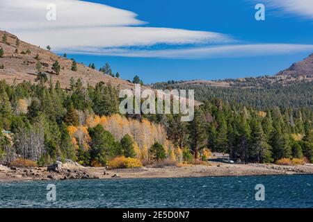 Vista soleggiata sul monte Eldorado nella zona del lago Tahoe in Nevada, Stati Uniti Foto Stock