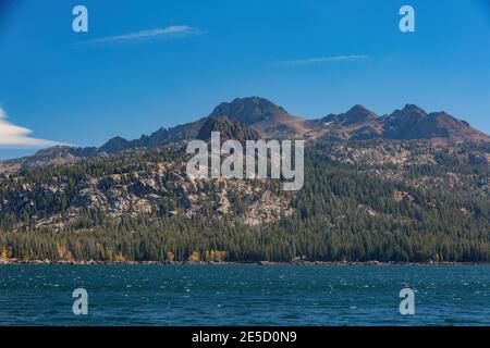 Vista soleggiata sul monte Eldorado nella zona del lago Tahoe in Nevada, Stati Uniti Foto Stock