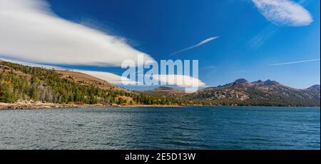 Vista soleggiata sul monte Eldorado nella zona del lago Tahoe in Nevada, Stati Uniti Foto Stock