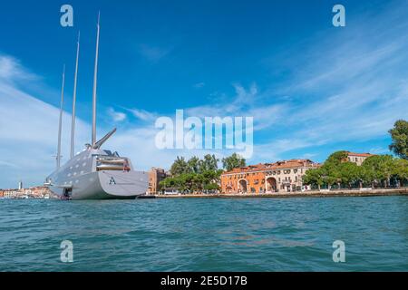 Attraccato lussuoso e moderno super yacht a Venezia, Canal Grande e il suo centro storico, Venezia, Italia a cielo blu e giorno di sole, 24 2019 settembre Foto Stock