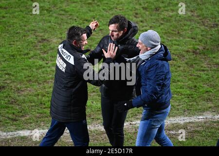 Karlsruhe, Germania. Giubilazione 2021 finale: Da sinistra a destra coach Zlatan Bajramovic (KSC), coach Christian Eichner (KSC), direttore sportivo Oliver Kreuzer (KSC). GES/Calcio/2. Bundesliga: Karlsruher SC - Hannover 96, 01/27/2021 Calcio: 2 Lega: Karlsruher Sport-Club vs Hannover 96, Località, 27 gennaio 2021 | usage worldwide Credit: dpa/Alamy Live News Foto Stock