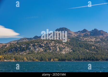 Vista soleggiata sul monte Eldorado nella zona del lago Tahoe in Nevada, Stati Uniti Foto Stock