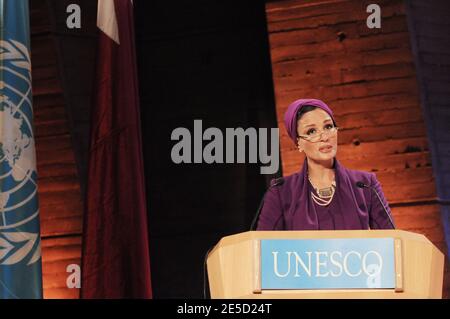 La prima Lady Sheikha Mozah Bint Nasser al Misned del Qatar ha partecipato alla cerimonia di chiusura della conferenza 'Stop Imperizing the Future of Iraq' sull'istruzione in Iraq, presso il Palazzo dell'UNESCO, a Parigi, Francia, il 1 novembre 2008. Foto di Ammar Abd Rabbo/ABACAPRESS.COM Foto Stock