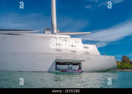 Attraccato lussuoso e moderno super yacht a Venezia, Canal Grande e il suo centro storico, Venezia, Italia a cielo blu e giorno di sole, 24 2019 settembre Foto Stock