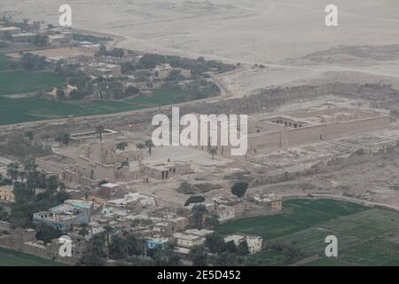 Vista dal tempio Ramses III a Tebe dalla prospettiva degli uccelli, Egitto Foto Stock