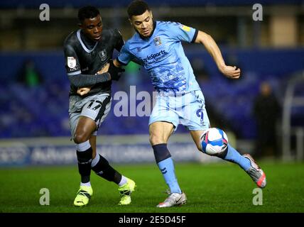 Maxime Biamou (a destra) di Coventry City e la battaglia di Fisayo DELE-Bashiru del mercoledì di Sheffield per la palla durante la partita del campionato Sky Bet al St Andrew's Trillion Trophy Stadium di Birmingham. Data immagine: Mercoledì 27 gennaio 2021. Foto Stock