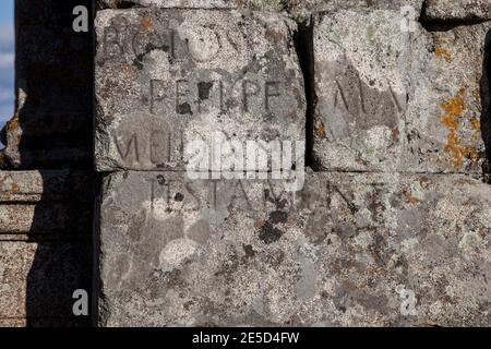 Iscrizione dedicata alla porta di Tetrapylon di Caparra, città romana, Caceres, Extremadura, Spagna Foto Stock