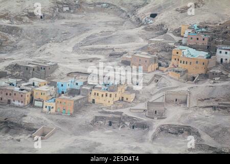 Vista di un piccolo villaggio costruito tra antiche tombe egiziane Nella valle dei morti a Tebe Foto Stock